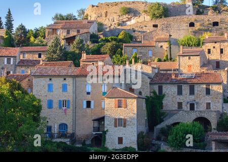 FRANKREICH. ARDECHE (07) BANNE DORF DE CARACTERE (DORF MIT CHARAKTER) LE DORF UND DAS FORT Stockfoto