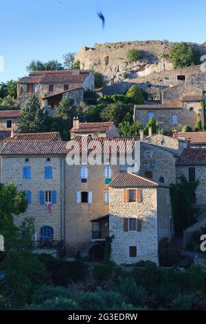 FRANKREICH. ARDECHE (07) BANNE DORF DE CARACTERE (DORF MIT CHARAKTER) LE DORF UND DAS FORT Stockfoto