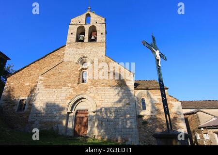 FRANKREICH. ARDECHE (07) BEAUMONT PORTAL UND GLOCKENTURM MIT KAMM DER ROMANISCHEN KIRCHE Stockfoto