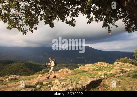 FRANKREICH. ARDECHE (07) SANILHAC (REGIONALER NATURPARK DER BERGE VON ARDECHE) LA TOUR DE BRISON (DER TURM VON BRISON) BERG VON TANARGUE EINE FRAU IN Stockfoto