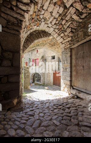 FRANKREICH. ARDECHE (07) LABEAUME VILLAGE DE CARACTERE (DORF DES CHARAKTERS) CALADEE UND BOGENGANG Stockfoto