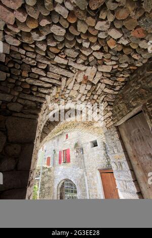 FRANKREICH. ARDECHE (07) LABEAUME VILLAGE DE CARACTERE (DORF DES CHARAKTERS) CALADEE UND BOGENGANG Stockfoto