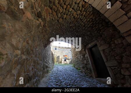 FRANKREICH. ARDECHE (07) LABEAUME VILLAGE DE CARACTERE (DORF DES CHARAKTERS) CALADEE UND BOGENGANG Stockfoto