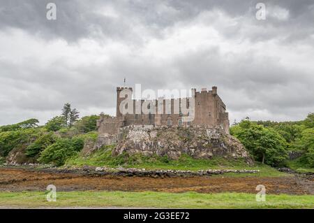 Blick auf das Dunvegan Castle, die Residenz der MacLeod-Clanfamilie, Isle of Skye, Schottland. Konzept: Reise nach Schottland, historische schottische Gebäude, p Stockfoto