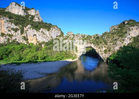 FRANKREICH. ARDECHE (07) VALLON PONT D'ARC RESERVAT NATÜRLICHE KEHLE IN DER ARDECHE LANDSCHAFT FLUSSABWÄRTS VON PONT D'ARC DER FLUSS ARDECHE Stockfoto