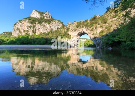 FRANKREICH. ARDECHE (07) VALLON PONT D'ARC RESERVAT NATÜRLICHE KEHLE IN DER ARDECHE LANDSCHAFT FLUSSABWÄRTS VON PONT D'ARC DER FLUSS ARDECHE Stockfoto