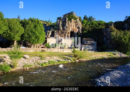 FRANKREICH. ARDECHE (07) LABEAUME DORF DE CARACTERE (CHARAKTERVOLLER ORT) DER FLUSS (LA BAUME) DAS DORF, EIN HAUS, DAS AUF EINEM FELSIGEN AUSBISS GEBAUT WURDE Stockfoto