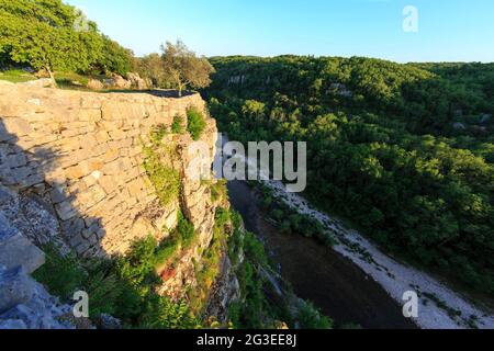 FRANKREICH. ARDECHE (07) LABEAUME VILLAGE DE CARACTERE (DORF DES CHARAKTERS) HÄNGENDE GÄRTEN DER RECATADOU Stockfoto