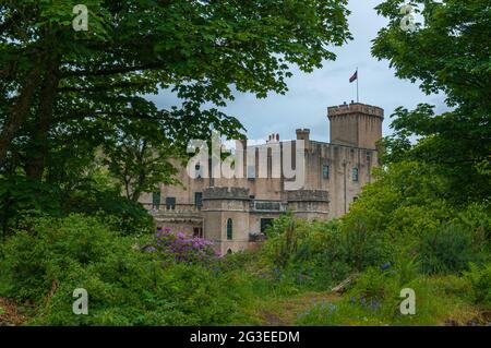 Blick auf das Dunvegan Schloss, das mitten im Wald auftaucht. Konzept: Reisen Sie nach Schottland, historische schottische Gebäude, Orte mit Charme und Mys Stockfoto