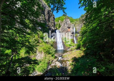 FRANKREICH. ARDECHE (07) BURZET (REGIONALER NATURPARK DER BERGE VON ARDECHE) DIE KASKADE DES STRAHLS PIC LAUFEN BASALTISCH Stockfoto