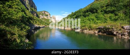 FRANKREICH. ARDECHE (07) SAINT REMEZE RESERVE NATÜRLICHEN HALS IN DER LANDSCHAFT ARDECHE DIE EBENE UND DER FELSEN DER KATHEDRALE DER FLUSS ARDECHE Stockfoto