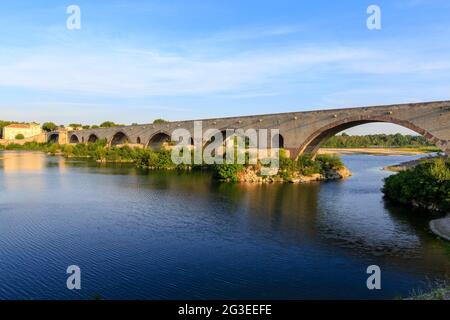 FRANKREICH. GARD (30) PONT SAINT ESPRIT DIE MITTELALTERLICHE BRÜCKE AUF DER RHONE Stockfoto