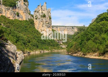 FRANKREICH. ARDECHE (07) SAINT REMEZE RESERVE NATÜRLICHEN HALS IN DER LANDSCHAFT ARDECHE DIE EBENE UND DER FELSEN DER KATHEDRALE DER FLUSS ARDECHE Stockfoto