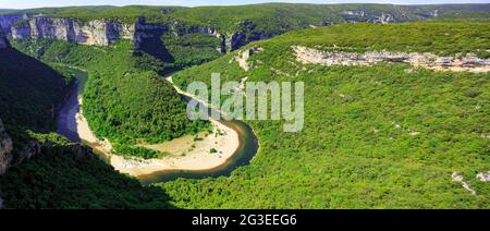 FRANKREICH. ARDECHE (07) SAINT REMEZE NATURSCHUTZGEBIET IN DER ARDECHE LANDSCHAFT LE CIRQUE DE LA MADELEINE (DER ZIRKUS DER MADELEINE) DER FLUSS Stockfoto