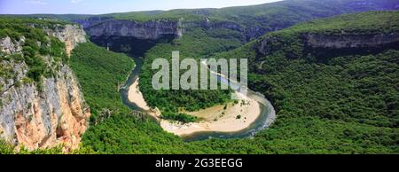 FRANKREICH. ARDECHE (07) RESERVAT SAINT REMEZE NATÜRLICH VON KEHLE IN DER LANDSCHAFT VON ARDECHE LE CIRQUE DE LA MADELEINE (DER ZIRKUS DER MADELEINE) LE BALCON Stockfoto