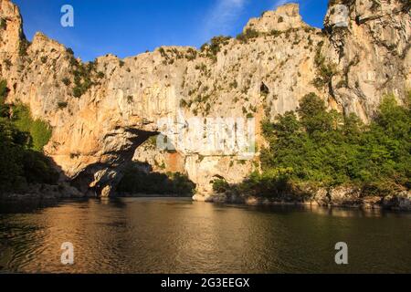 FRANKREICH. ARDECHE (07) VALLON PONT D'ARC RESERVAT NATÜRLICHE KEHLE IN DER ARDECHE LANDSCHAFT STROMAUFWÄRTS DES PONT D'ARC FLUSSES ARDECHE Stockfoto