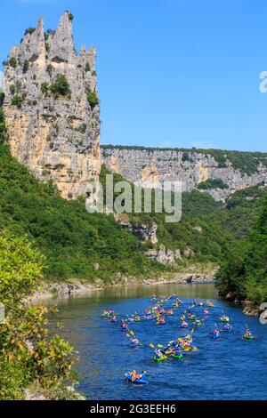 FRANKREICH. ARDECHE (07) SAINT REMEZE RESERVE NATÜRLICHE KEHLE IN DER LANDSCHAFT VON ARDECHE DIE EBENE UND DEN FELSEN DER KATHEDRALE ABSTIEG IM KANU DIE Stockfoto