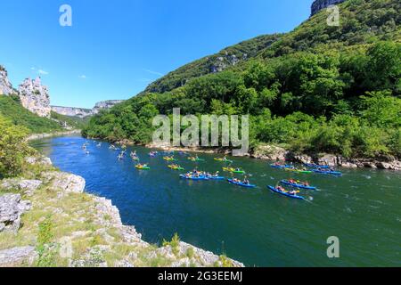 FRANKREICH. ARDECHE (07) SAINT REMEZE RESERVE NATÜRLICHE KEHLE IN DER LANDSCHAFT VON ARDECHE DIE EBENE UND DEN FELSEN DER KATHEDRALE ABSTIEG IM KANU DIE Stockfoto