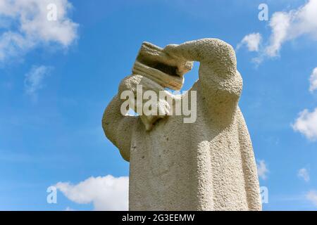 Die Statue von Boniface des Künstlers Gerrit Bolhuis. Die Statue befindet sich vor der Boniface-Kapelle in Dokkum, Niederlande. Stockfoto