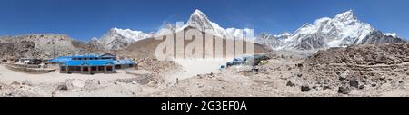 Panoramablick auf Gorak Shep, Nuptse, Pumo Ri und Kala Patthar Aussichtspunkt, neueste Lodges auf dem Weg zum Everest Base Camp Tekking Trail, Sagarm Stockfoto