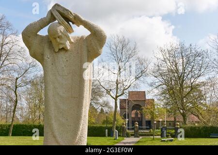 Die Statue von Boniface des Künstlers Gerrit Bolhuis vor der Boniface-Kapelle in Dokkum, Niederlande. Stockfoto