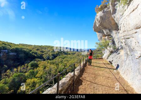 FRANKREICH. ARDECHE (07) LABEAUME VILLAGE DE CARACTERE (DORF DES CHARAKTERS) HÄNGENDE GÄRTEN DER RECATADOU Stockfoto