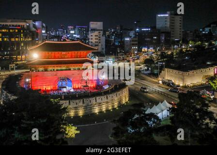 16. Juni 2021-Seoul, Südkorea-in dieses Foto aufgenommen am 9. Oktober 2020. Ein farbenfroher Balken bedeckte Schloss der Chosun-Dynastie für das COVID 19-Heilungsereignis in Heunginjimun in Seoul, Südkorea. Heunginjimun, wörtlich „Tor der aufsteigenden Wohltätigkeit“ oder besser bekannt als Dongdaemun, ist eines der acht Tore von Seoul in der Festungsmauer von Seoul, einem prominenten Wahrzeichen im Zentrum von Seoul, Südkorea. Der koreanische Name „Dongdaemun“ bedeutet „großes Osttor“ und wurde so benannt, weil es das größte östliche Tor in der Mauer war, das Seoul während der Joseon-Dynastie umgab. Das Tor befindet sich in Jongn Stockfoto