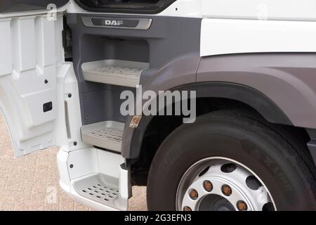 Kabinentreppe eines weißen Lkw mit DAF-Logo. DAF Trucks ist ein niederländisches Lkw-Produktionsunternehmen mit Hauptsitz in Eindhoven, Niederlande Stockfoto