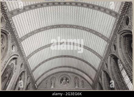 Tonnengewölbe mit Fresken und einem Fenster darunter; Aduard-Kapelle. Aduard-Kapelle im Osten gesehen, kurz nach der Restaurierung. Stockfoto