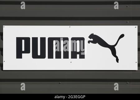 Macon, Frankreich - 15. März 2020: Puma-Logo an der Wand. Puma ist ein großes deutsches multinationales Unternehmen, das sportliche, legere Schuhe und Sportbekleidung herstellt Stockfoto