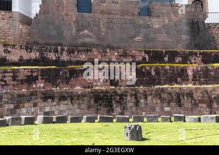 Inka-Terrassen und -Wände in Qorikancha, Cusco, Peru Stockfoto