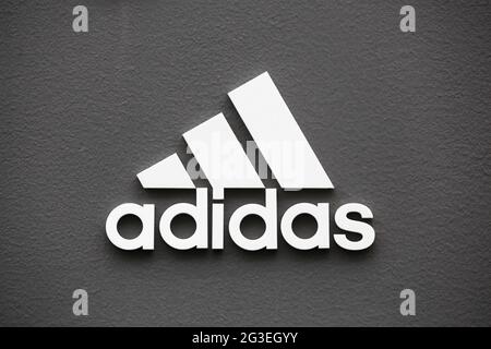 Kopenhagen, Dänemark - 20. August 2020: Adidas Logo an der Wand. Adidas ist ein deutscher multinationaler Konzern, der Sportschuhe und Bekleidung herstellt Stockfoto