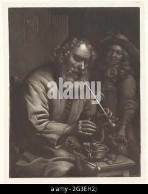 Rauchender alter Mann wärmt seine Hände. Ein alter Mann wärmt seine Hände zu einem Glas. Santa hinter ihm ist ein lächelnder Junge mit einer Dose und einem Glas in der Hand. Stockfoto