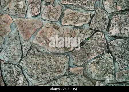 Rustikale Keramikfliesen mit Steinstruktur. Nahaufnahme einer Steinpfadstruktur. Hintergrund mit altem Steinweg. Natürliche Materialien im Außenbereich. Buildin Stockfoto