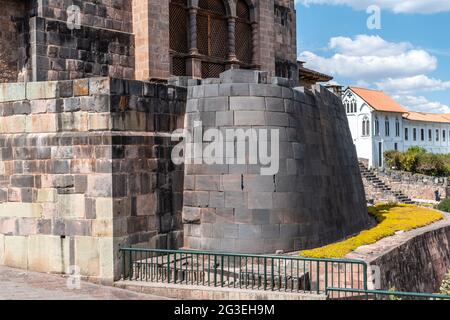 Gebogene Inka-Steinmauer in Qorikancha, Cusco, Peru Stockfoto