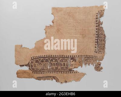 Gewebefragment mit Clavus. Natürlicher Leinenstoff mit Verzierung eines braunen Clavus. Der Clavus und die Tabula bestehen aus einem sich wiederholenden Kreismotiv mit einem unregelmäßigen Motiv mit sechs Cikels am Ende. Beim Clavus ist eine naturfarbene Lauffigur mit erhobener Hand gewebt. Die Kanten des Clavus bestehen aus einer durchgehenden Linie mit ausgezeichneten Stäben mit einer Stumpspitze. Im Leinengewebe werden aus etwa vier verdickten Einschlägen gewebt. 14 cm lang. Stockfoto