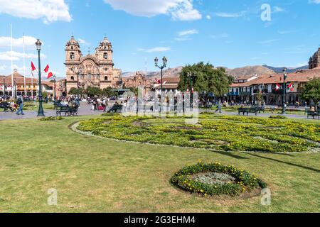 Blick über die Plaza de Armas auf die Kirche der Gesellschaft Jesu oder die Iglesia de la Compañía de Jesús, eine historische Jesuitenkirche in Cusco, Peru Stockfoto