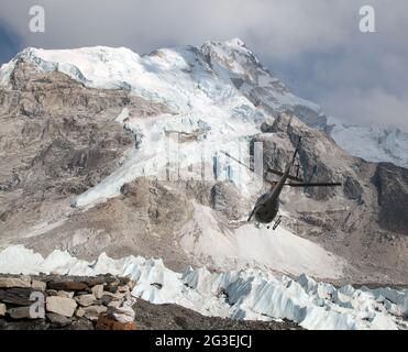 Hubschrauberrundflug im Basislager des Mount Everest und am Nuptse, Nepal Stockfoto