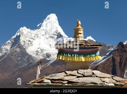 Buddhistischer Tempel - Detail des Daches mit dem Berg Ama Dablam - Nepal Stockfoto