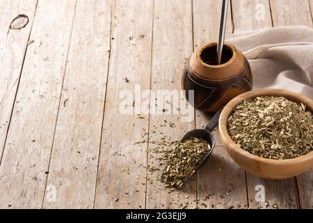 Traditioneller Mate Tee aus Yerba in Schale auf Holztisch. Typisch argentinisches Getränk Stockfoto