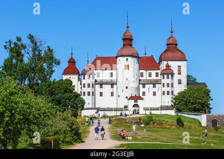 Blick auf das Schloss Läckö in Schweden mit Besuchern Stockfoto