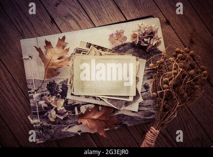 Erinnerungen - Bestand an alten und Vintage-Fotos auf Holzhintergrund mit Kopierraum Stockfoto