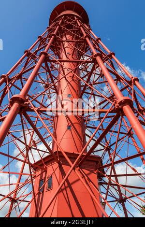 Roter Leuchtturm aus Gusseisen vor blauem Himmel Stockfoto