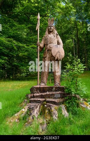 Native North American Sculpture von Peter Bowsher im Dawyck Botanic Garden, Stobo bei Peebles in den Scottish Borders Stockfoto