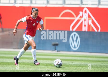 Offenbach Am Main, Deutschland. Juni 2021. Fußball, Frauen: Internationale, Deutschland - Chile im Stadion am Bieberer Berg. Chiles Francisca Lara. Quelle: Sebastian Gollnow/dpa/Alamy Live News Stockfoto