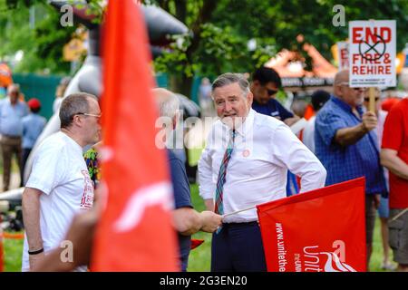 Barry Gardiner, Abgeordneter von RT Hon, besucht JDE in Banbury, um ein Private Members Bill zu lancieren, um Gesetze gegen Feuer und Wiederanstellung zu erlassen. Ersetzt Bild: 2G3AFDN Stockfoto