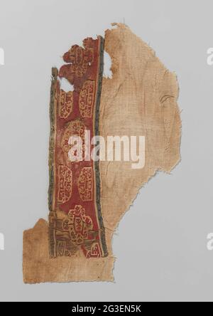 Gewebefragment mit Clavus. Naturfarbenes Leinengewebefragment mit verwickeltem Clavus mit naturfarbenen geometrischen Motiven (Kreise, lob-Formen mit kleinen Motiven) auf rotem Grund. Der Reifen ist mit grünen Kanten mit einer schwarzen Linienzeichnung getrimmt. Stockfoto