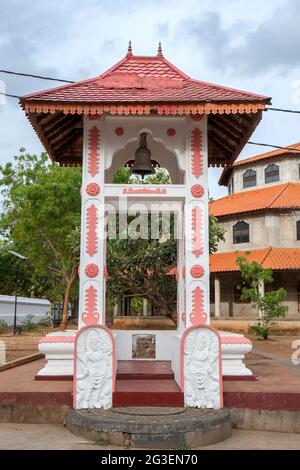 Ein buddhistischer Glockenturm mit Wachsteinen und einem Mondsteineingang an der antiken Stätte von Kataragama im Süden Sri Lankas. Stockfoto