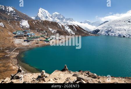 Dudh Pokhari Tso oder Gokyo See, Gokyo Dorf, Ngozumba Gletscher, Arakam tse Gipfel und chola tse Gipfel von Gokyo Ri - Trek zum Cho Oyu Basislager, Khumbu Stockfoto