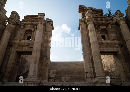 Schritte, die zum Tempel der Artemis in den Ruinen der großen römischen Stadt Jerash - Gerasa führen, die durch ein Erdbeben im Jahr 749 n. Chr. zerstört wurde und sich in Jerash CI befindet Stockfoto